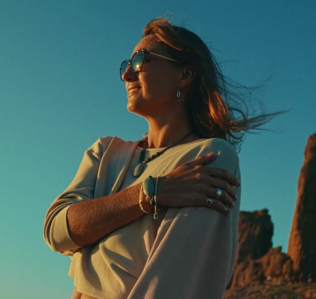 vibetracker-woman-smiling-sunset-v2@2x vibetracker-woman-smiling-sunset-v2@2x